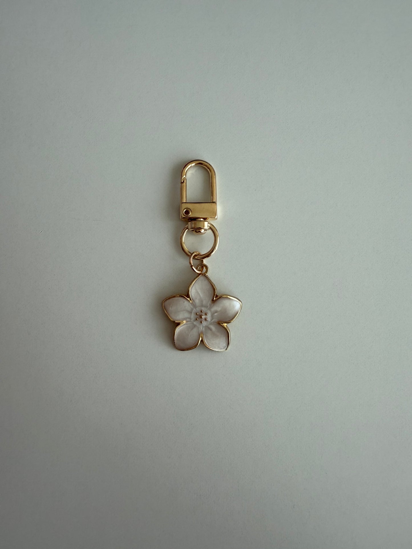 Bloomy Charms – Blütenanhänger