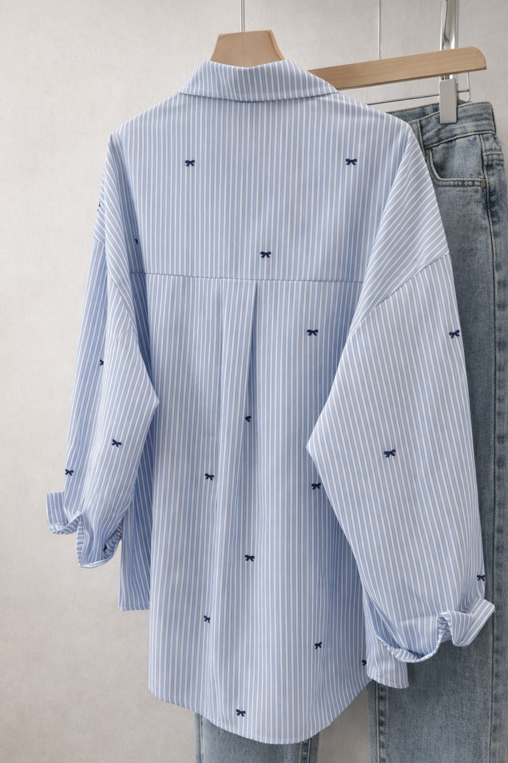 Bluse mit feinen Streifen & Schleifen-Details