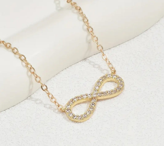 Infinity Glow Necklace – Zeitlose Schönheit mit funkelndem Zirkonia