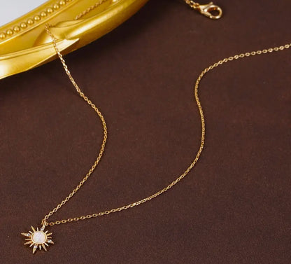 Aurelia Necklace – Goldene Eleganz mit funkelndem Opal