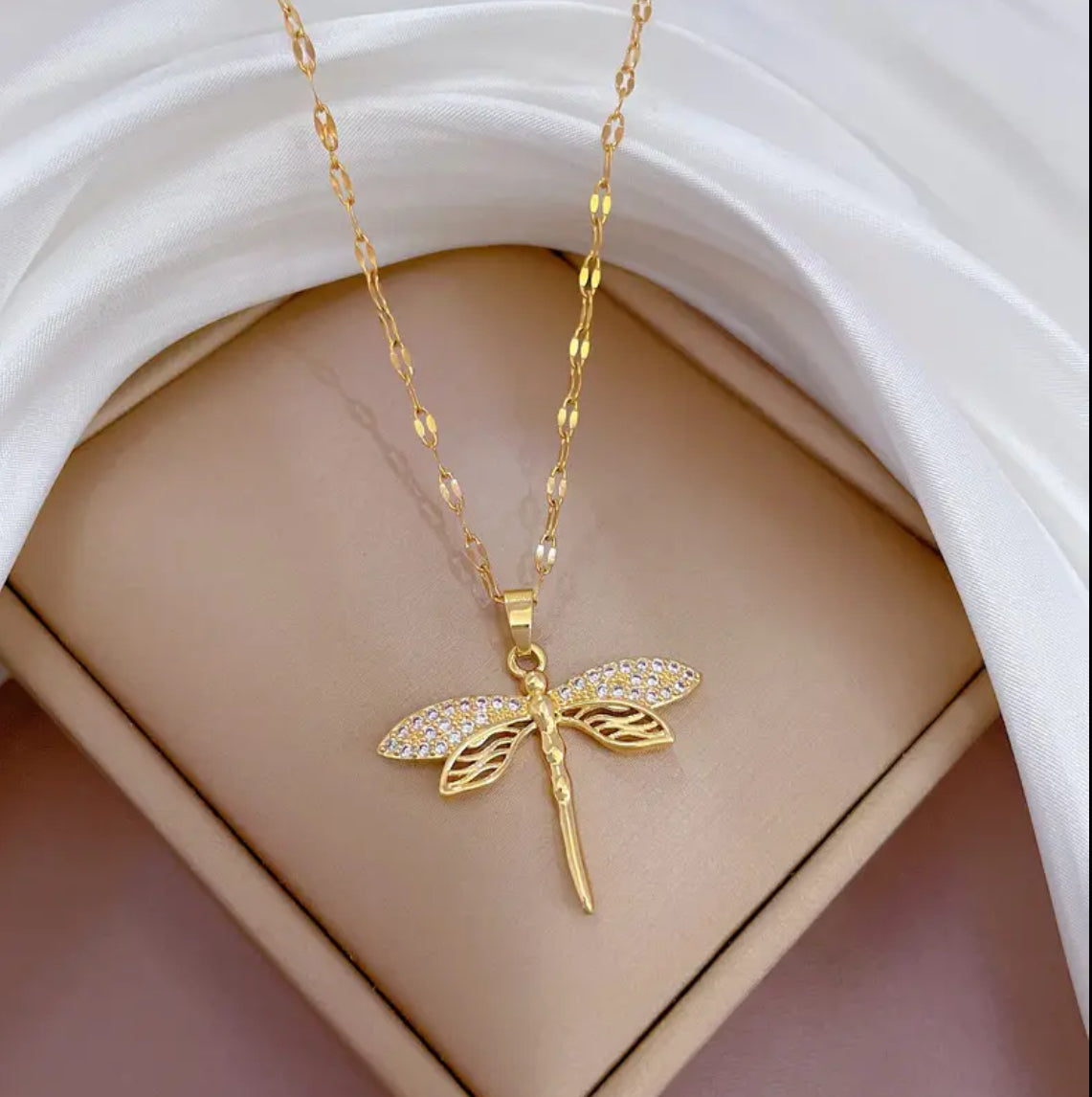 Dragonfly Dreams Necklace – Ein Symbol für Freiheit & Eleganz