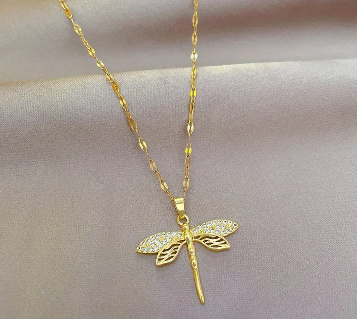 Dragonfly Dreams Necklace – Ein Symbol für Freiheit & Eleganz