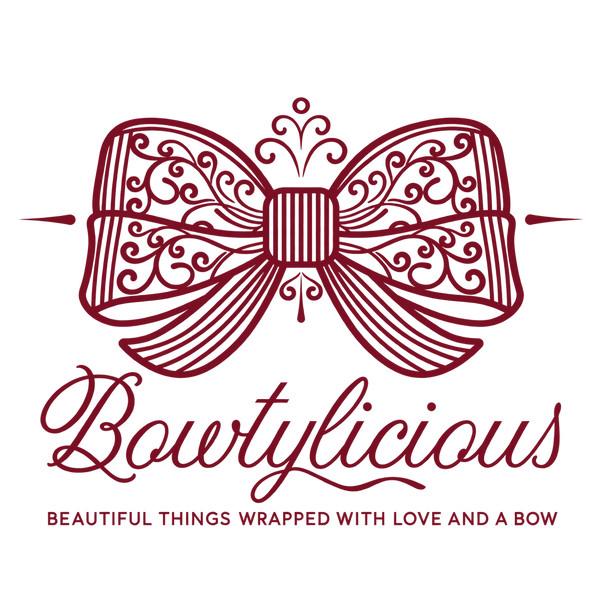 Bowtylicious Logo mit verzierter Schleife in Burgunder